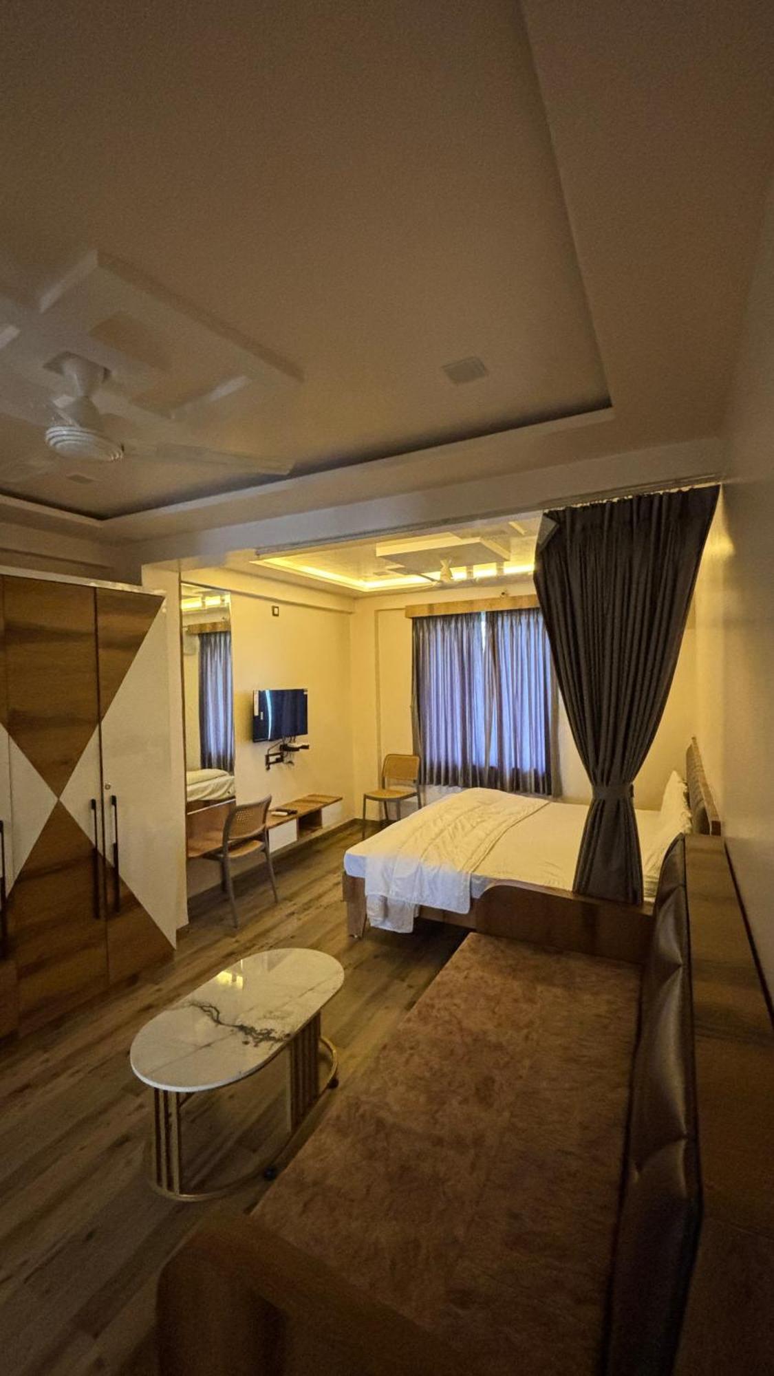 Royal Pure Veg Restaurant And Lodging Hotel Ambegaon Exterior foto